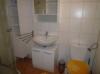 Badezimmer mit Dusche und WC.